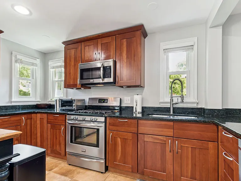 9909 Gardiner Ave — Photo 7