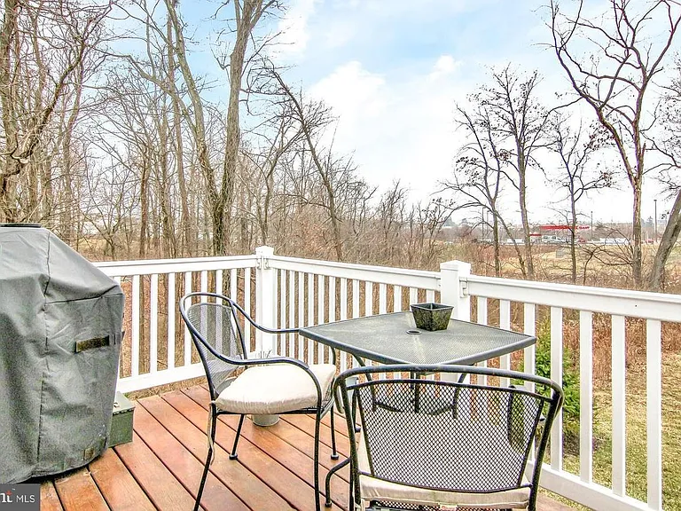 401 Landover Ct — Photo 24