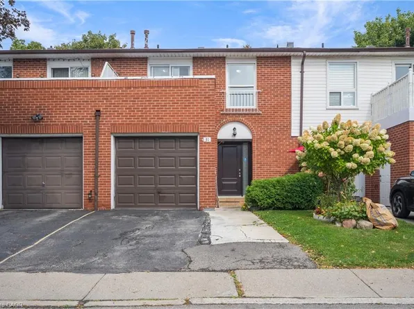 3430 Brandon Gate Dr #31, Mississauga, ON L4T 3T4