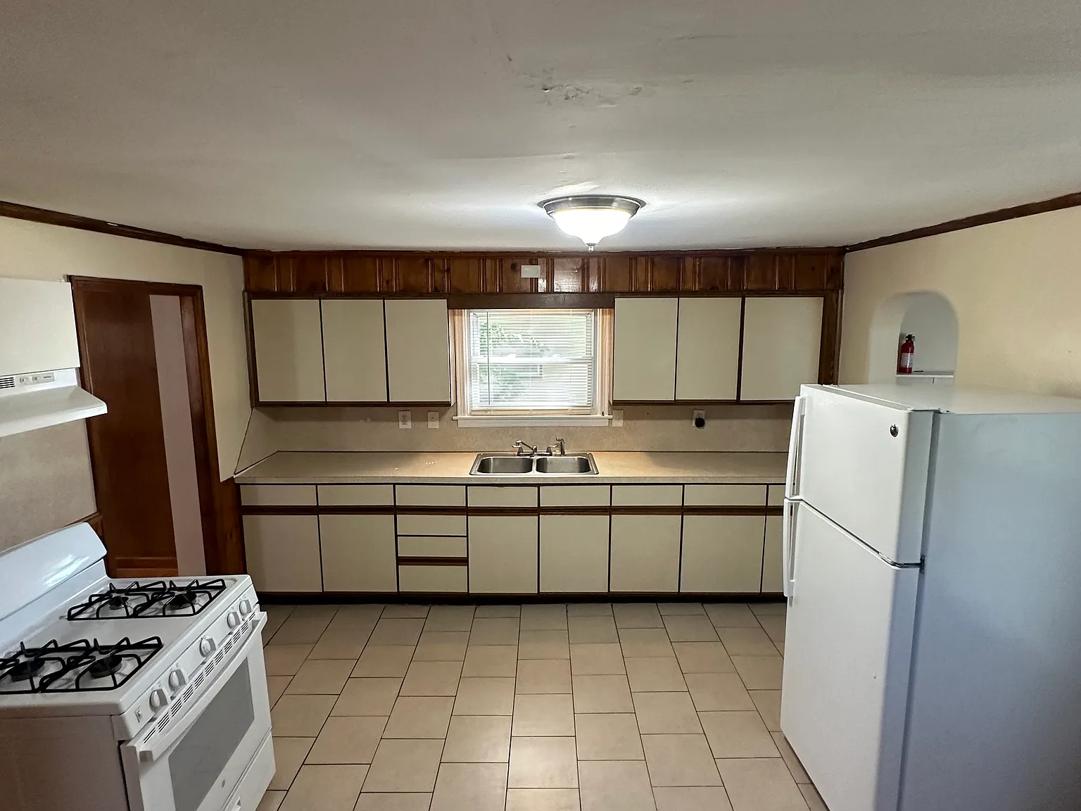 3 bed, 1.5 bath, $2,600 — Photo 2