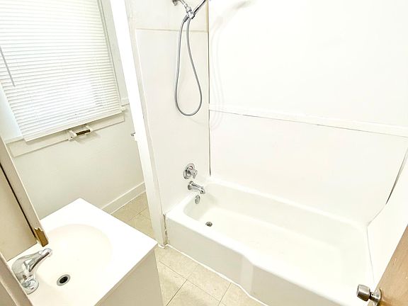 5th image of 3221 Spruce Ave #A