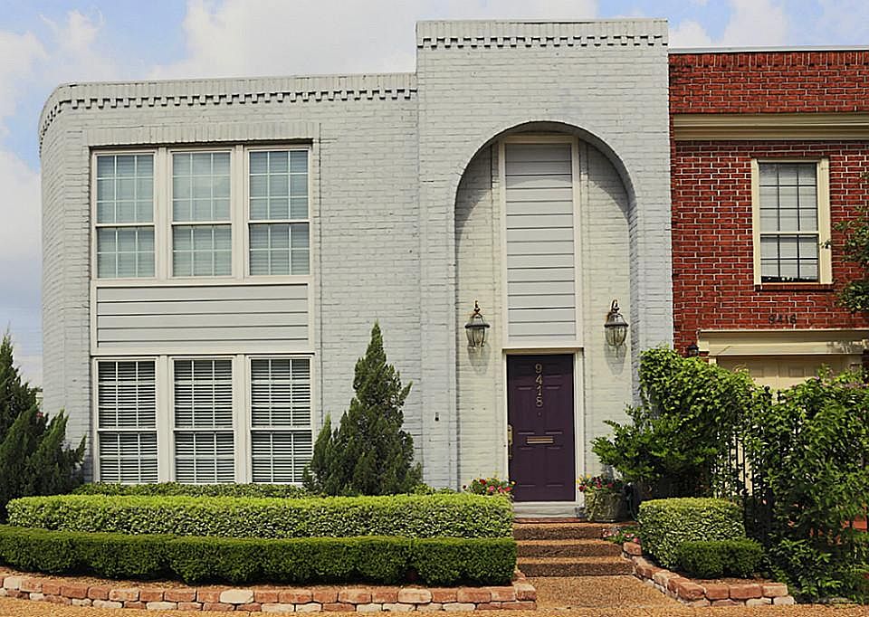 This lovely townhome will delight you with nicely manicured front yard space and welcoming curb appe