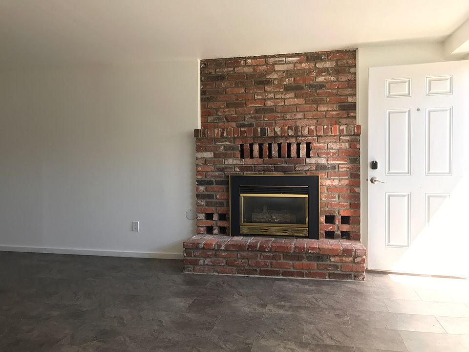 Natural gas fireplace