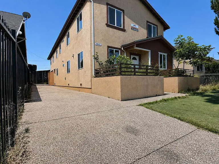 1440 E 42nd St — Photo 16