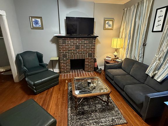 3rd image of 717 W Clay St