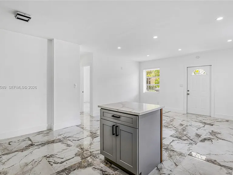 809 SW 17th St #1 — Photo 3
