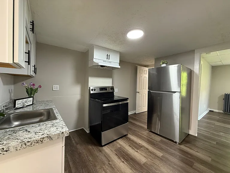 339-341 Allen St #1R — Photo 2