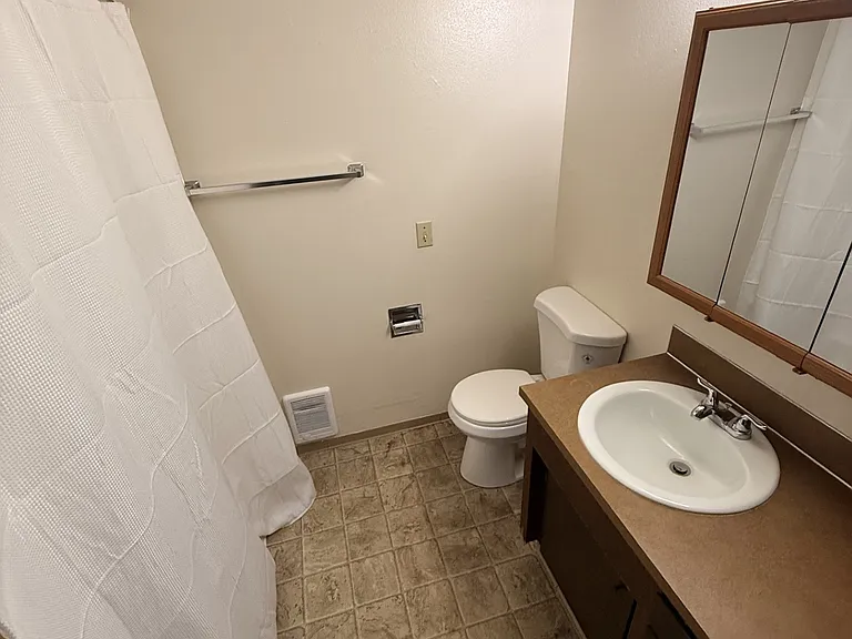 1024 Prospect Ave NE #8 — Photo 3