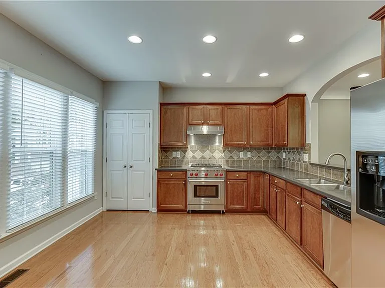 2801 Loftview Sq — Photo 15