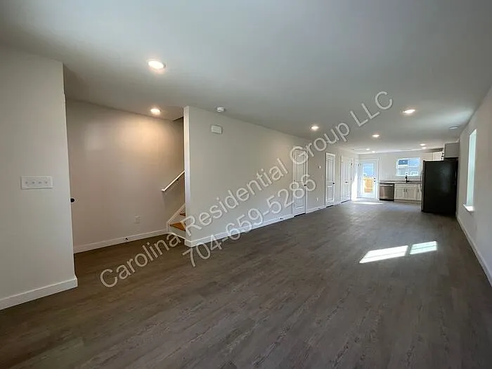 3 bed, 2.5 bath, 1333 sqft, $1,570 — Photo 4