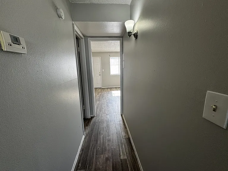 301 W Helen St — Photo 5