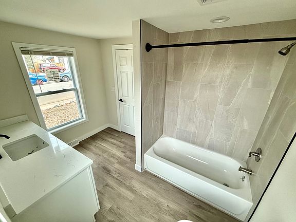 Full Bathroom (Showing Shower)