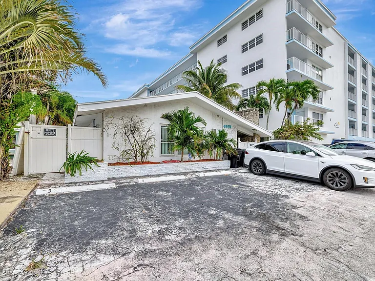 4548 N Ocean Dr #3 — Photo 2