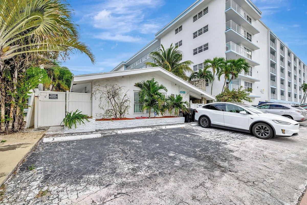 Building Photo - 4548 N Ocean Dr #2