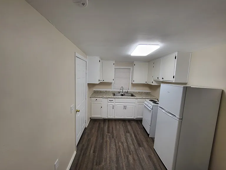 105 Baxter St — Photo 7