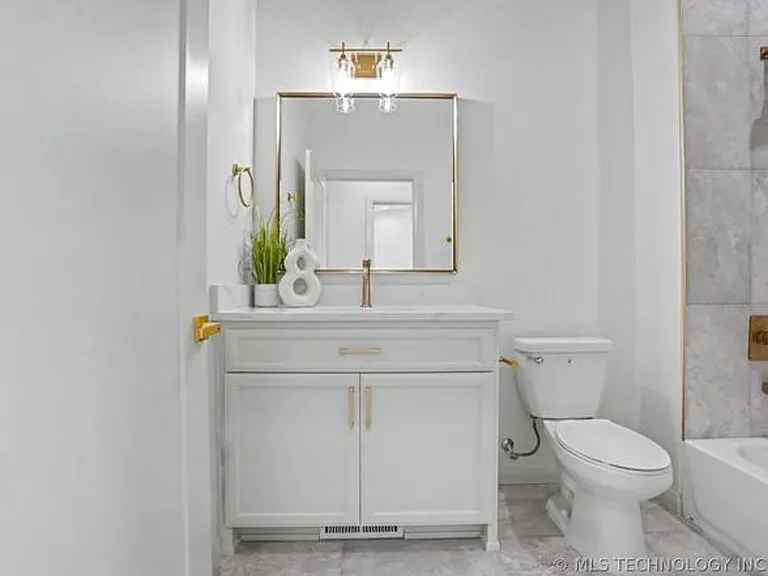 1379 E 13th St — Photo 26