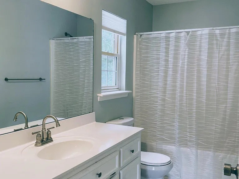 Main bathroom - access from main bedroom only.