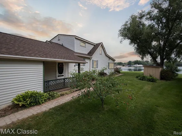 10830 Hillway Dr, White Lake, MI 48386