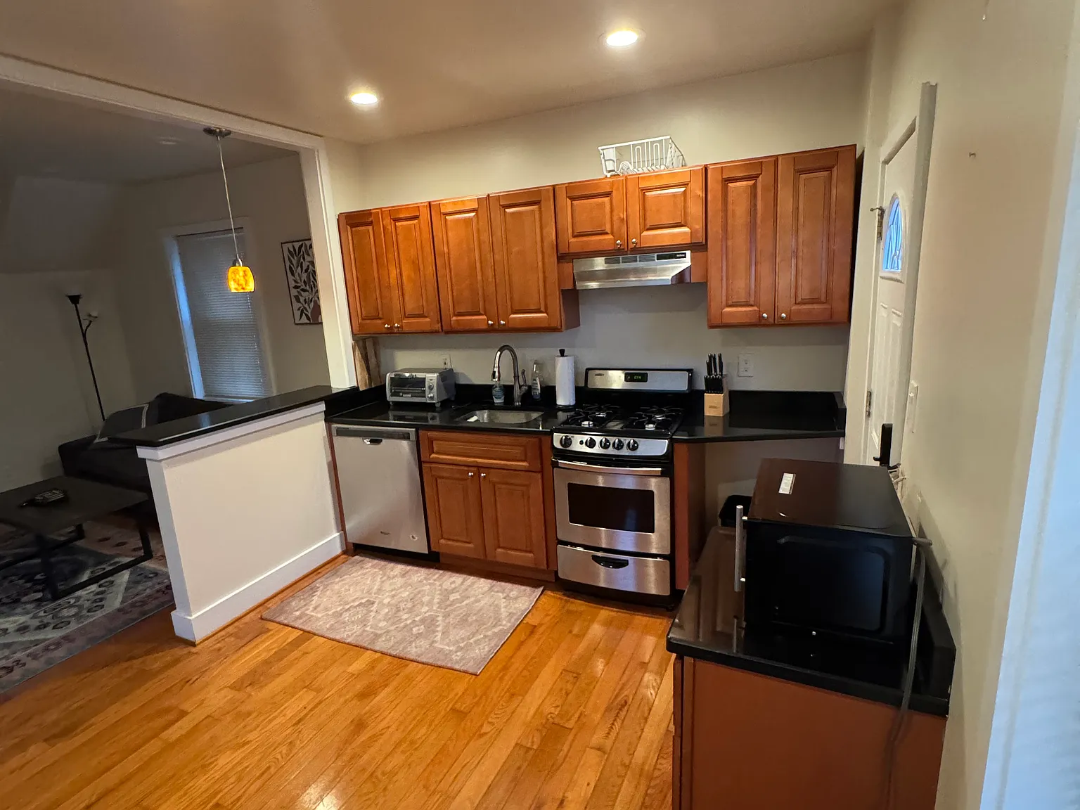 1 bed, 400 sqft, $1,350 — Photo 3