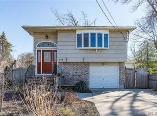 209 Bay 2nd St, West Islip, NY 11795