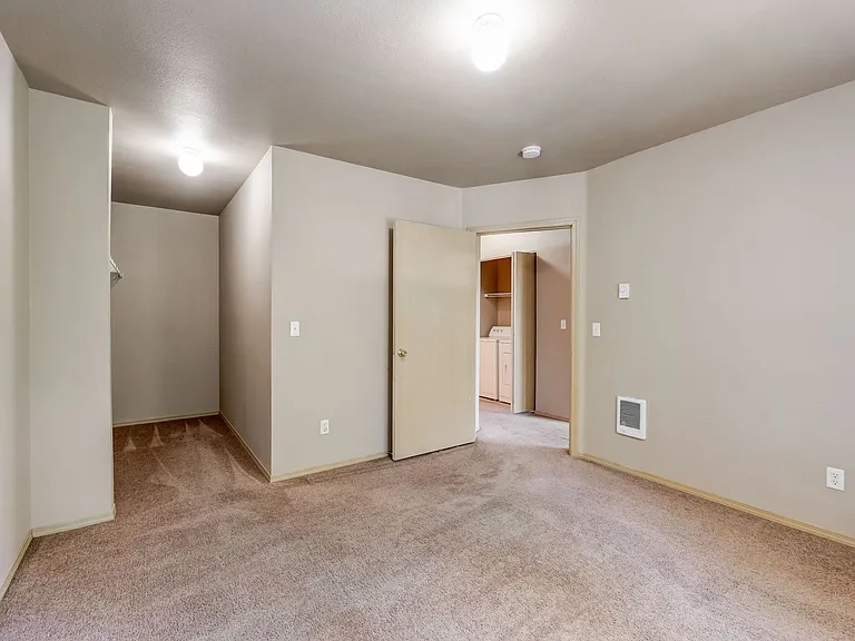 Gateway Village Apartments — Photo 28