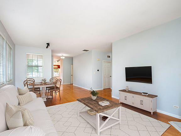 5th image of 2216 Woodview Ave