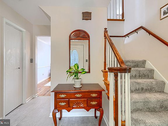 3rd image of 6 Fireoak Ct