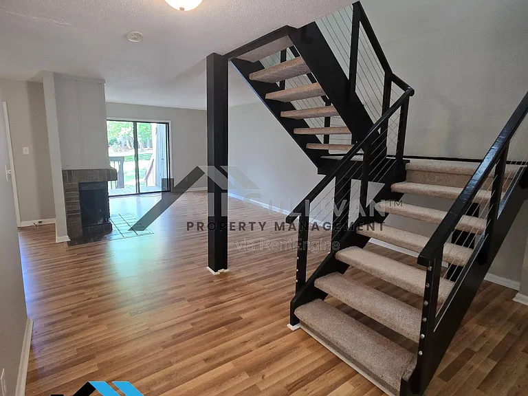 4100 Five Oaks Dr #21 — Photo 2