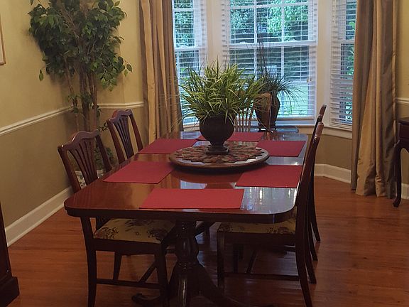 Dining room with bay windows