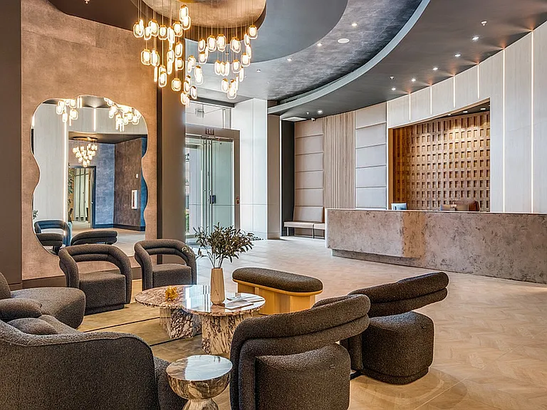 1400 HiLine Lobby