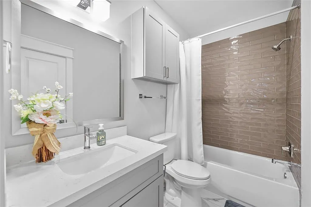 3 bed, 3.5 bath, 2556 sqft, $3,700 — Photo 4