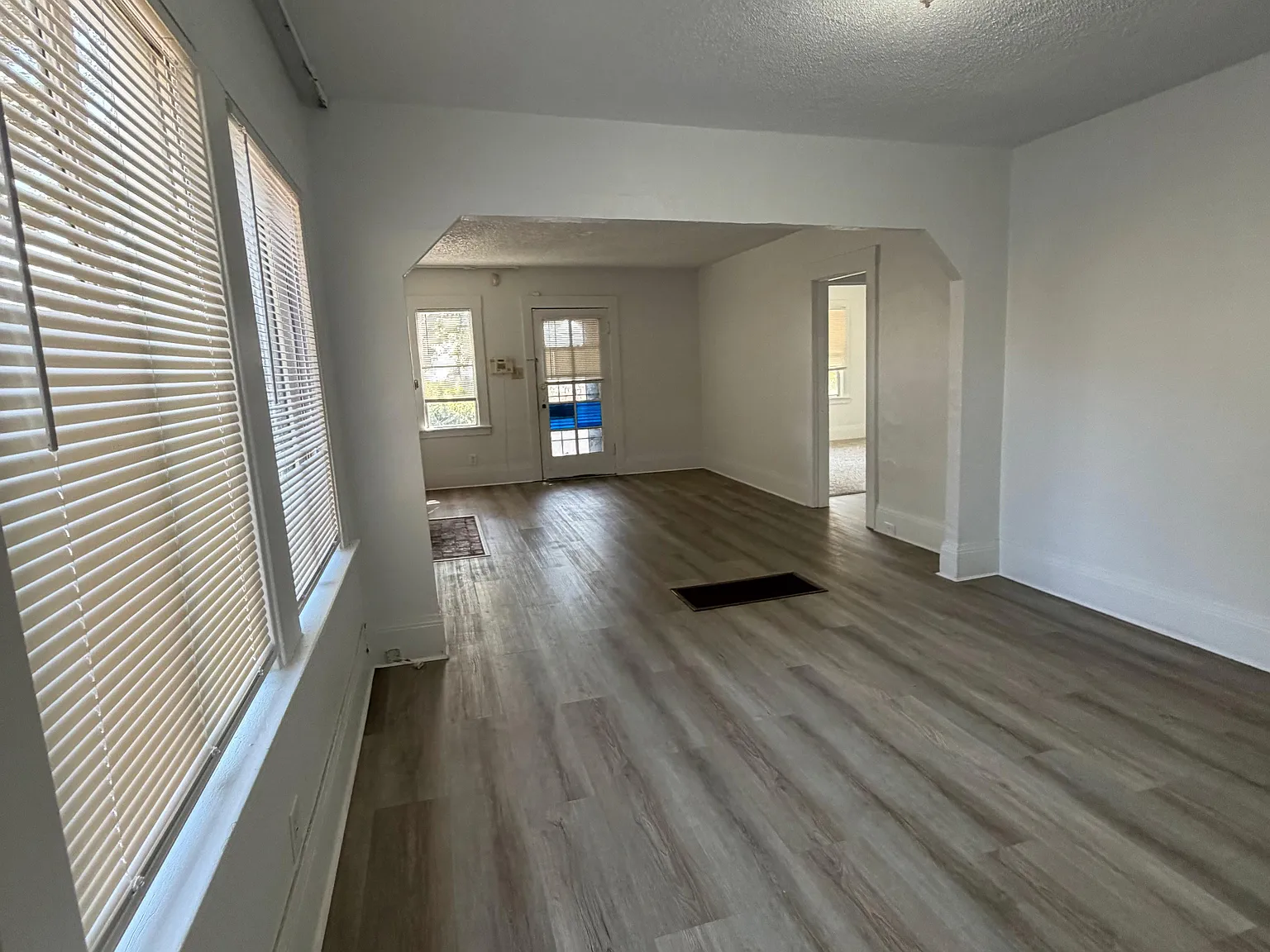 3 bed, 1100 sqft, $2,995 — Photo 3