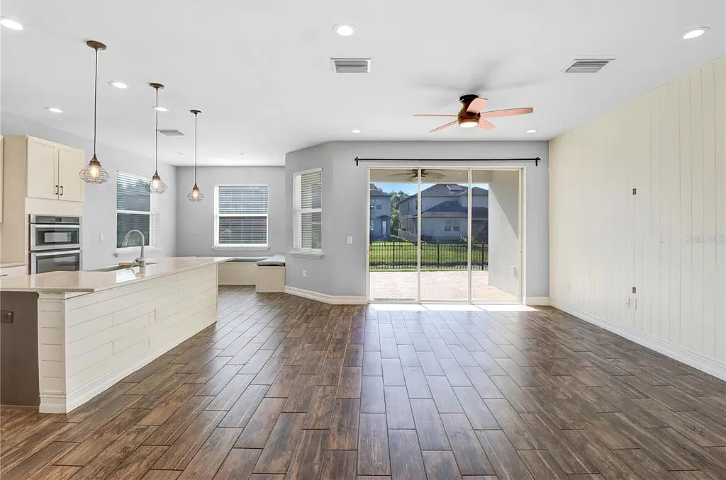 4 bed, 3.0 bath, 2352 sqft, $3,200 — Photo 4