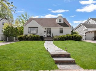 10 Lea Place, Albertson, NY 11507