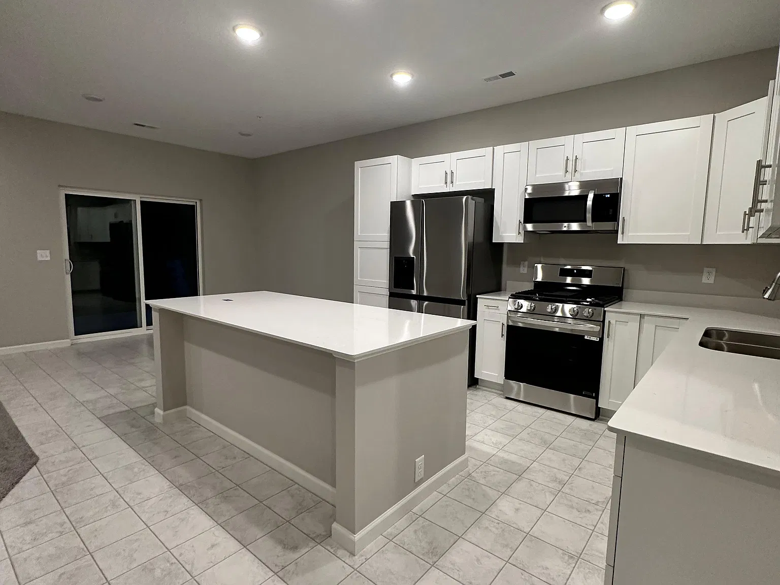 3 bed, 1700 sqft, $2,400 — Photo 3