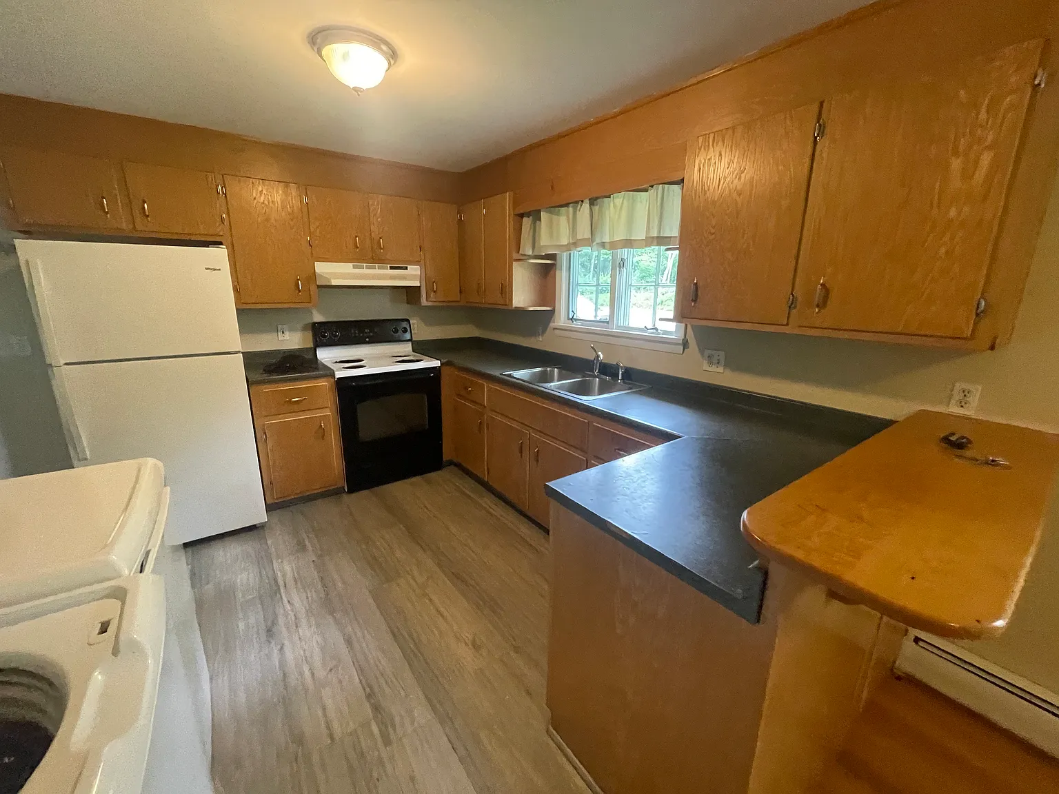 4 bed, 1.5 bath, 1568 sqft, $4,200 — Photo 2