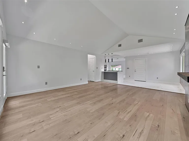 2206 Saxon Dr — Photo 21