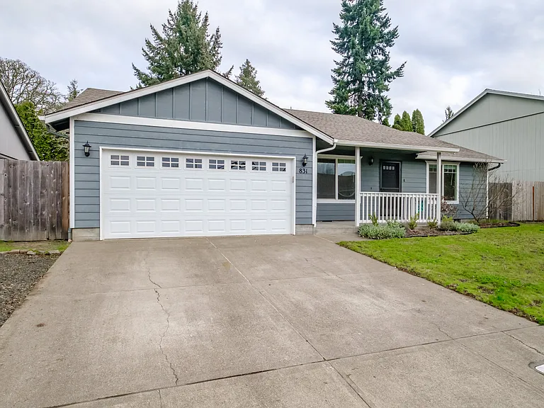 831 NW Teak Loop — Photo 2