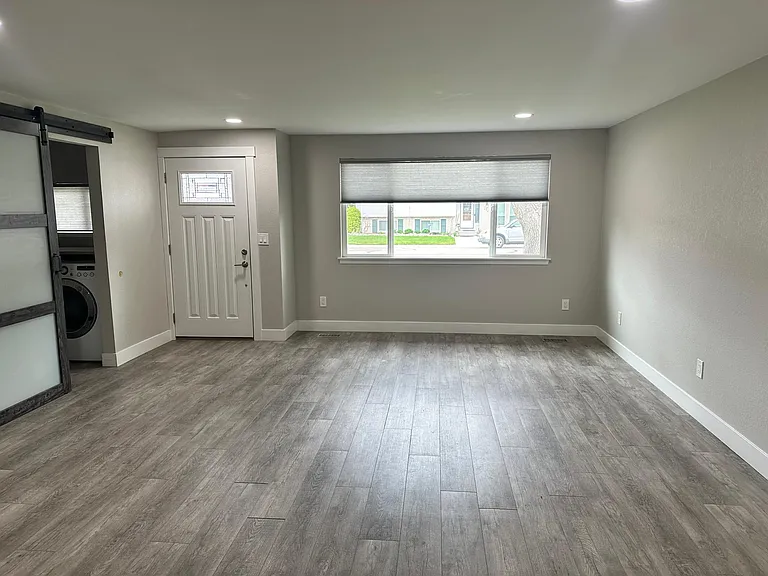 Living Room/Entry