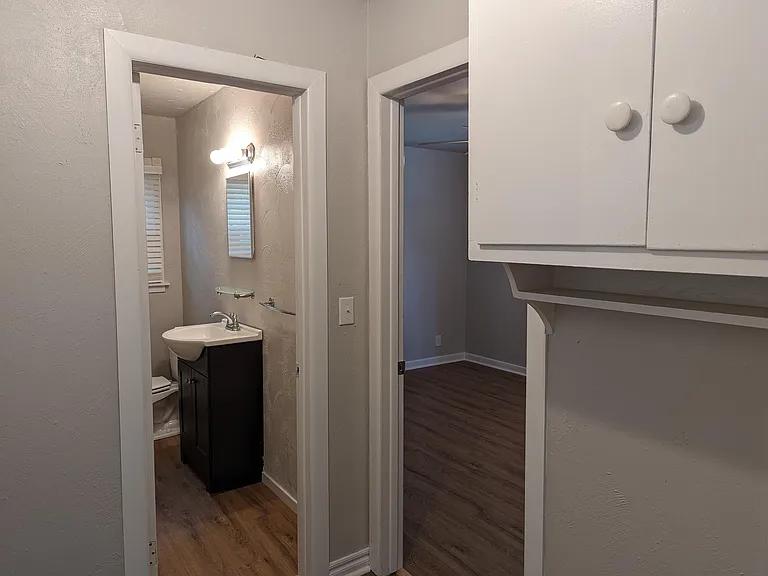 1027 W Apache St — Photo 15