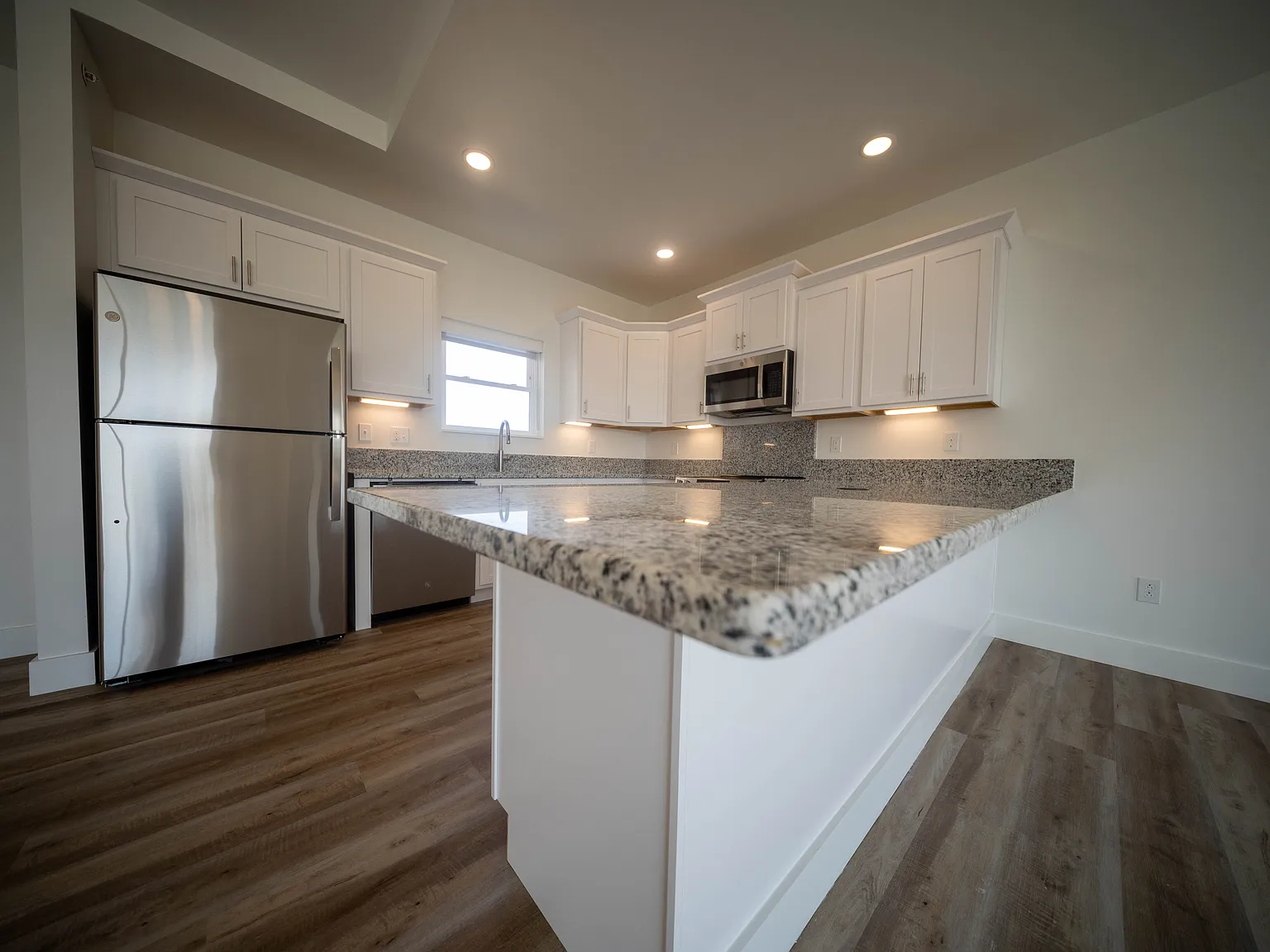 Bella Vista Condominiums — Photo 2
