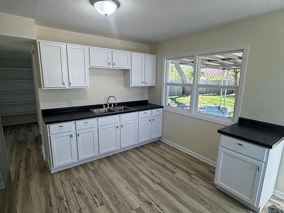 3rd image of 1173 Macarthur Ave