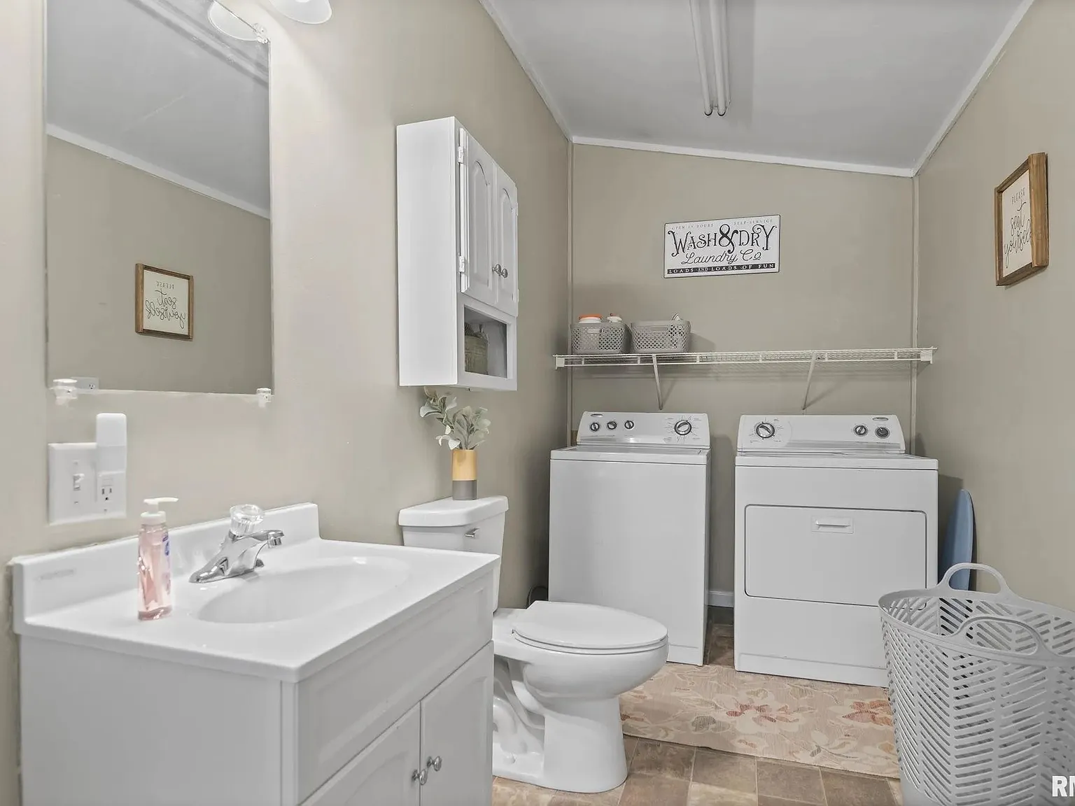 Tastefully Appointed 2-Bedroom Home - minutes to Medical District — Photo 3