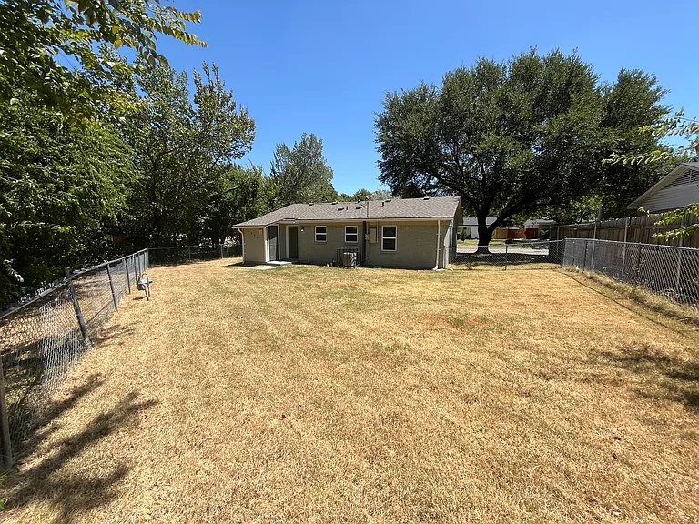 1809 Sycamore Dr — Photo 16