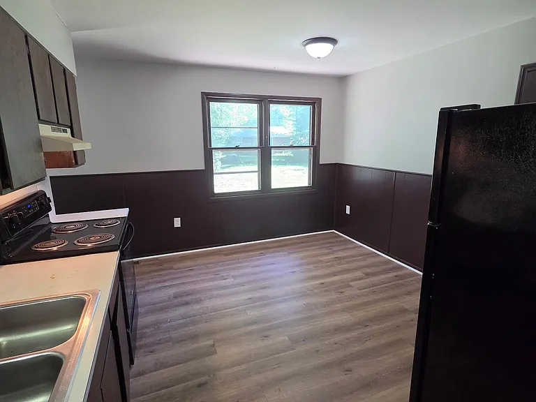 1021 Ridgeway Dr — Photo 2
