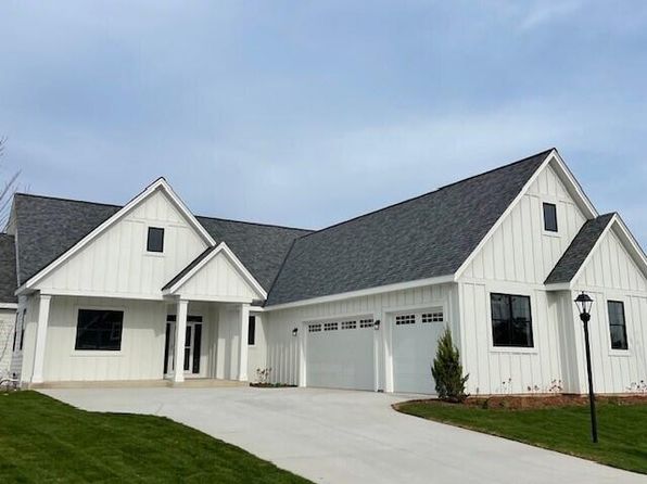 1746 North River CIRCLE, River Hills, WI 53217