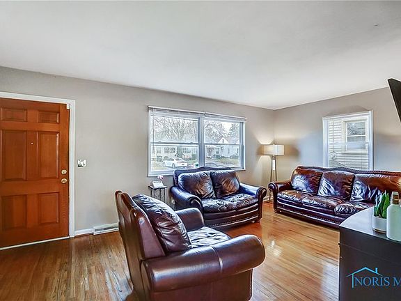 3rd image of 934 Toronto Ave