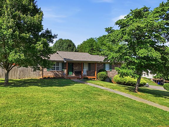 4th image of 215 Mapleton Dr NW