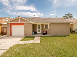 869 Kingsway Dr E, Gretna, LA 70056