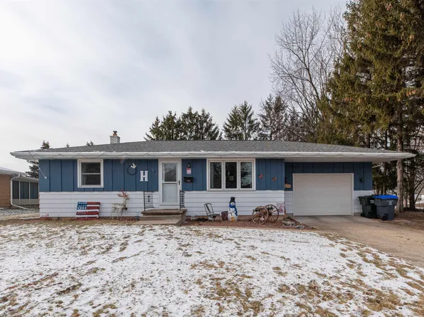 1503 Oshkosh St, New London, WI 54961
